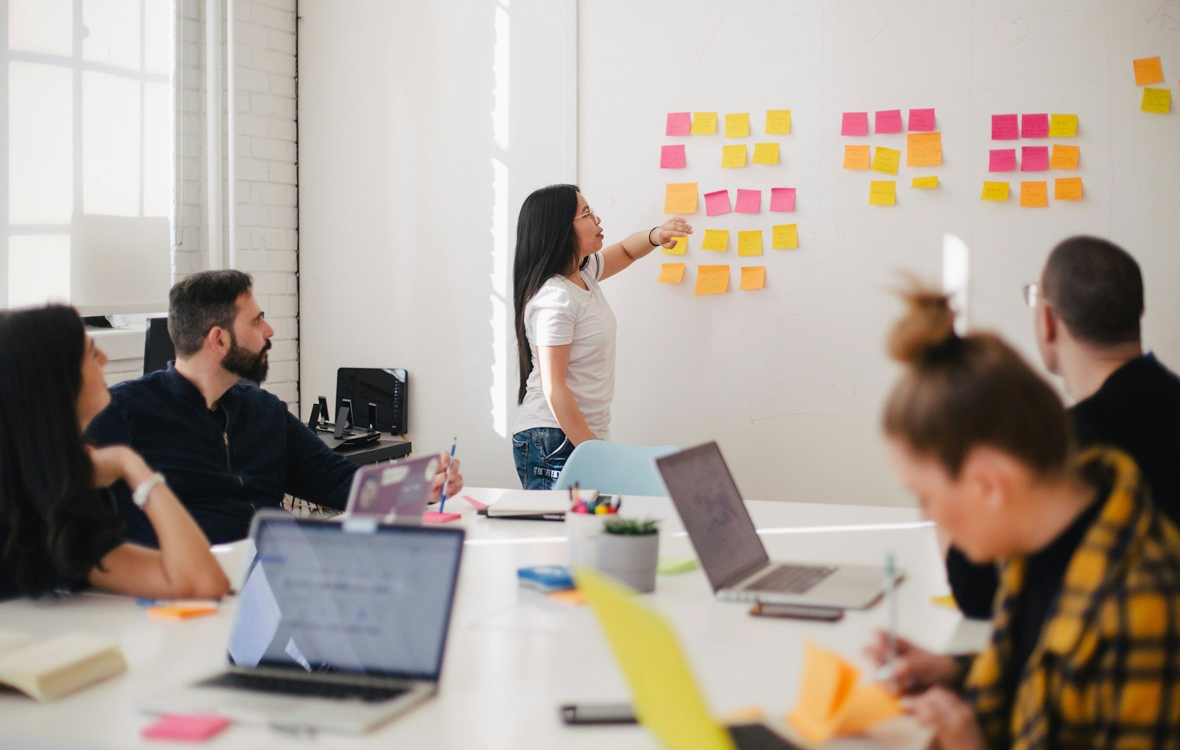 Profissionais planejando e compartilhando ideias em uma reunião de equipe